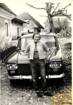 Slavica Kranjc pred domačo hišo 1964